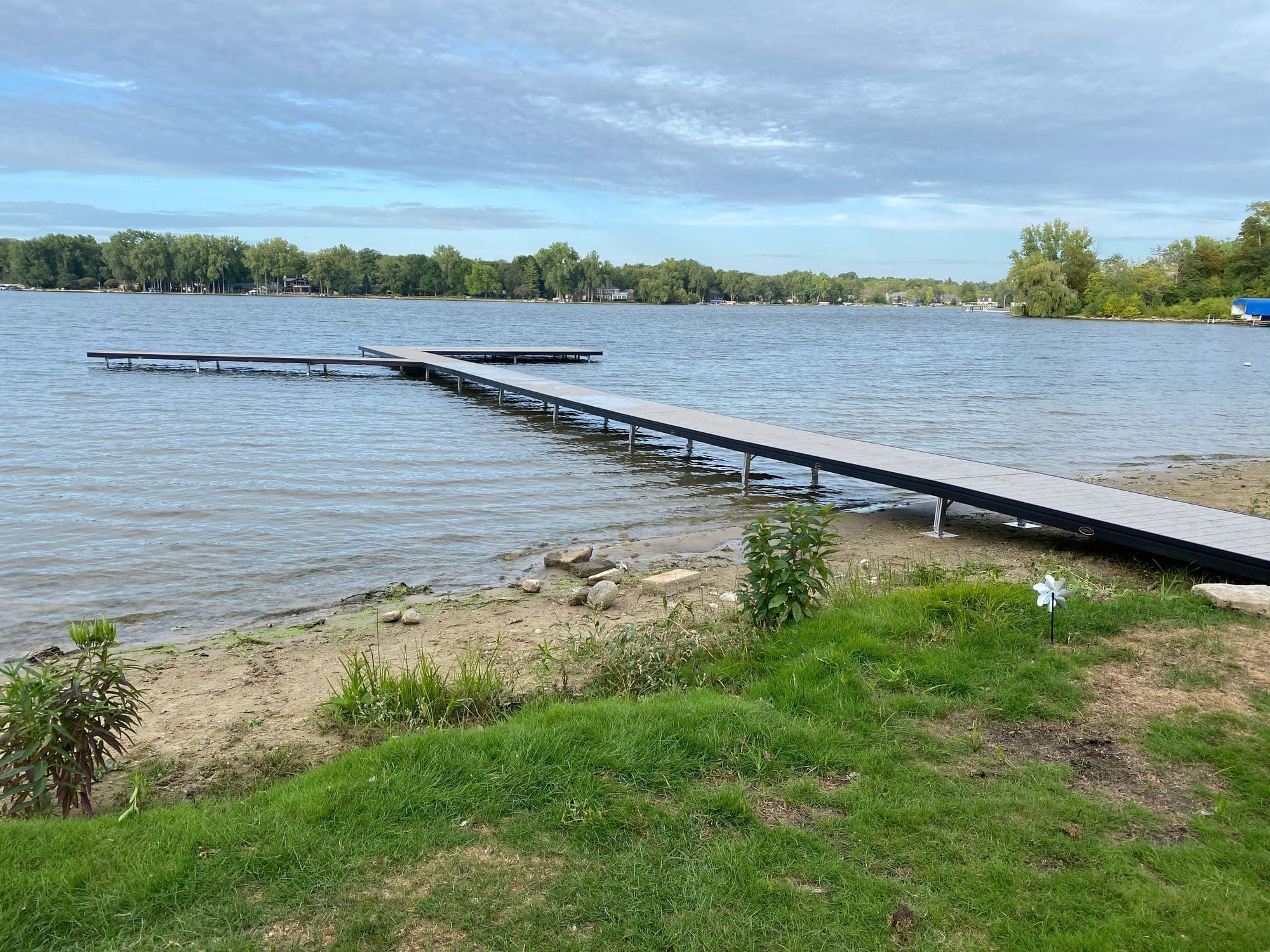 Long straight dock running out into Reeds Lake